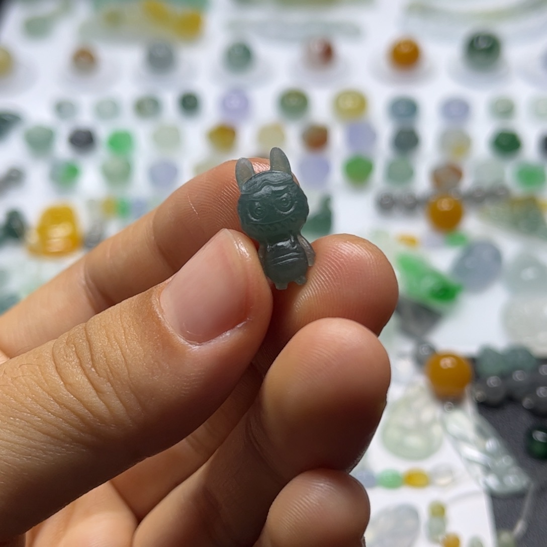 定制翡翠未镶嵌拉布布