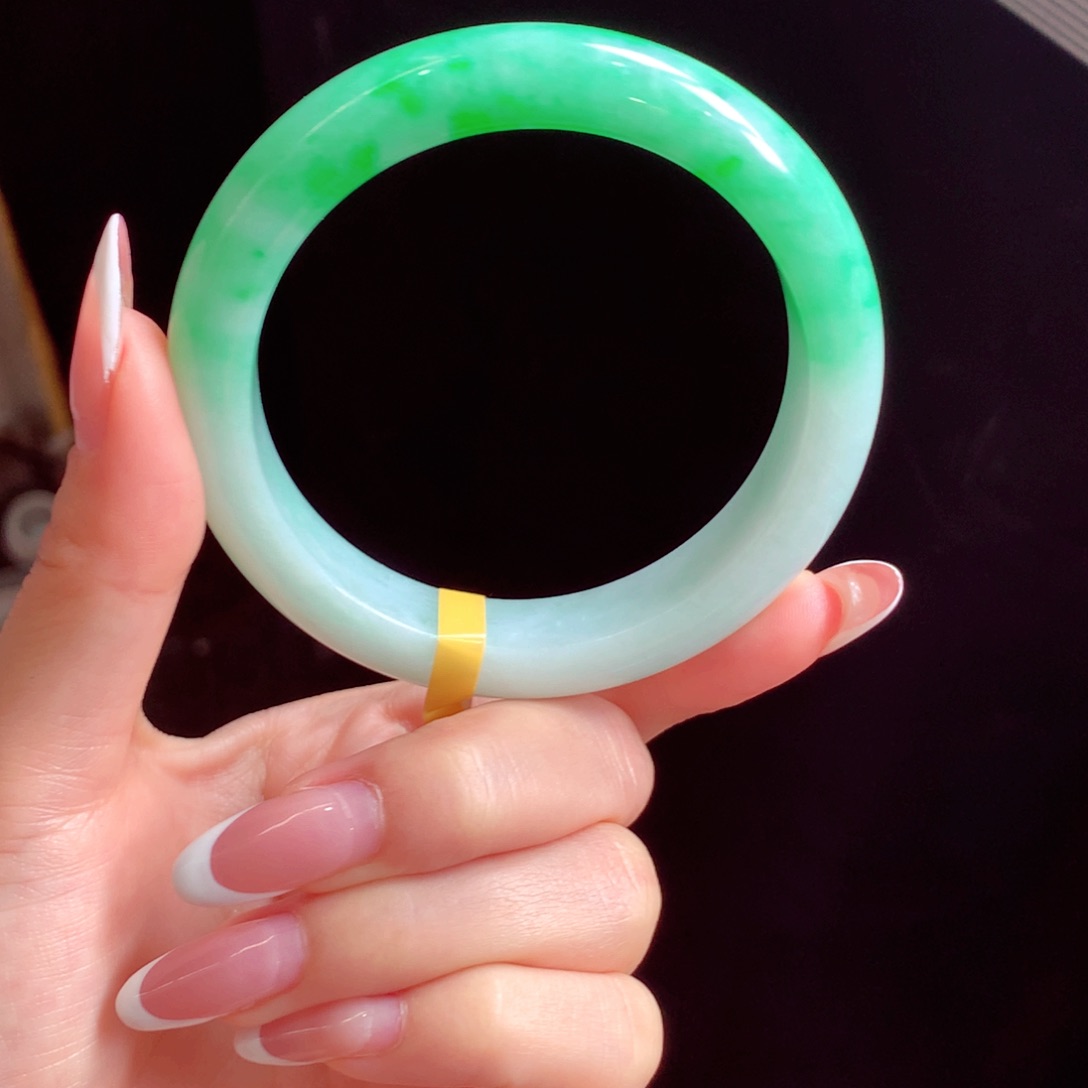 翡翠手镯未镶嵌半山水天然翡翠手镯