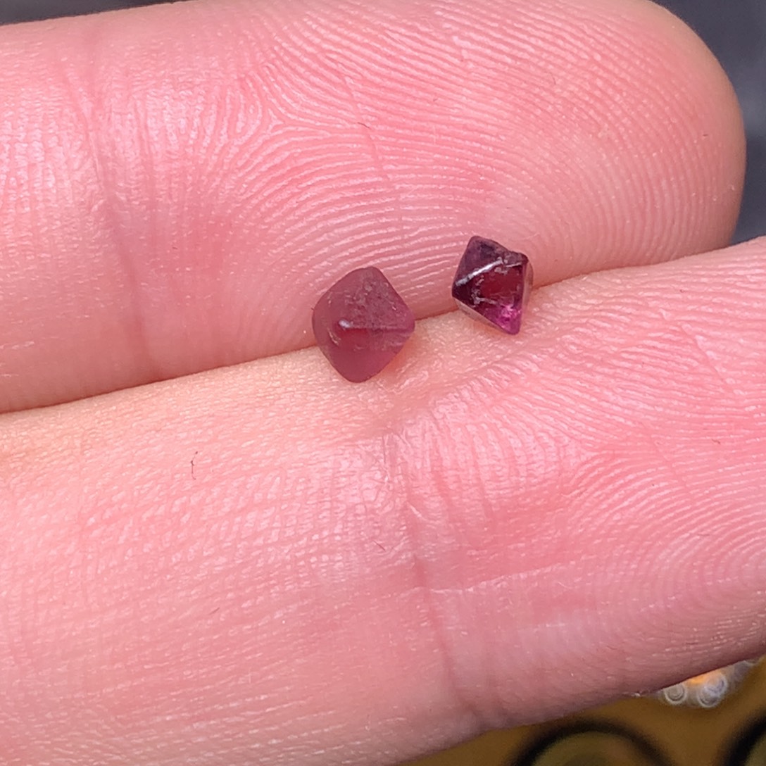 无***花尖晶石裸石八面体尖晶