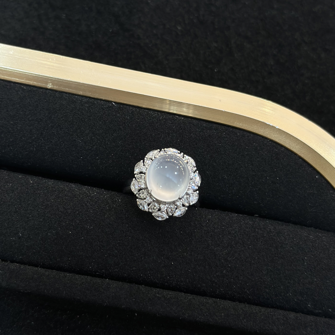 天然翡翠白冰玻璃种蛋面戒指18k金镶嵌