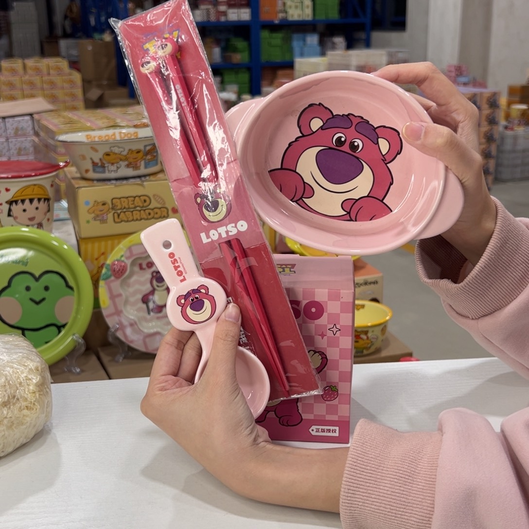 瓷草莓熊色入碗家勺子“加筷子”