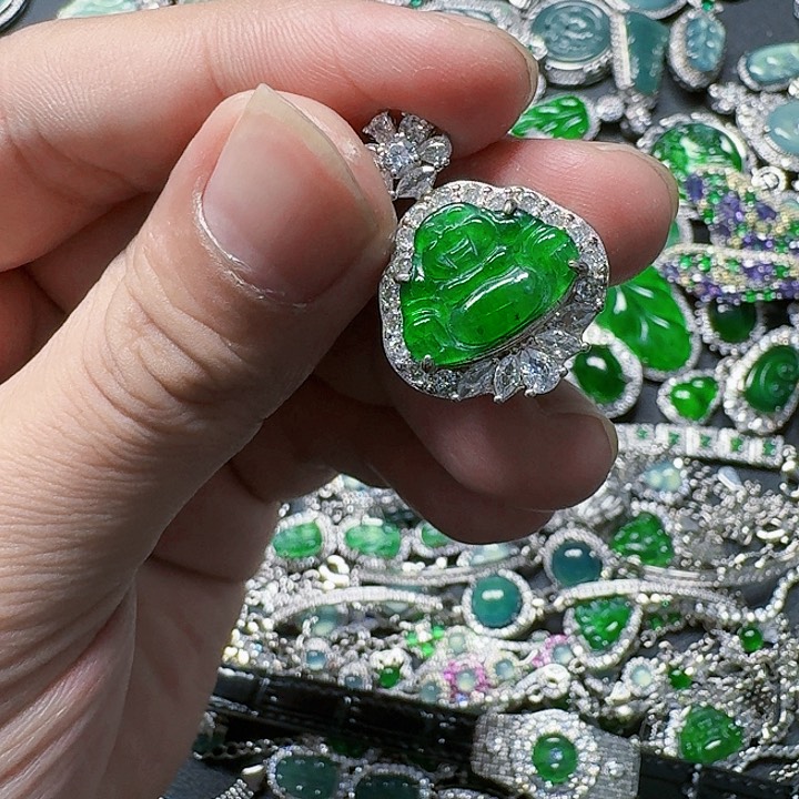 翡翠颈饰未镶嵌天然A货翡翠放漏