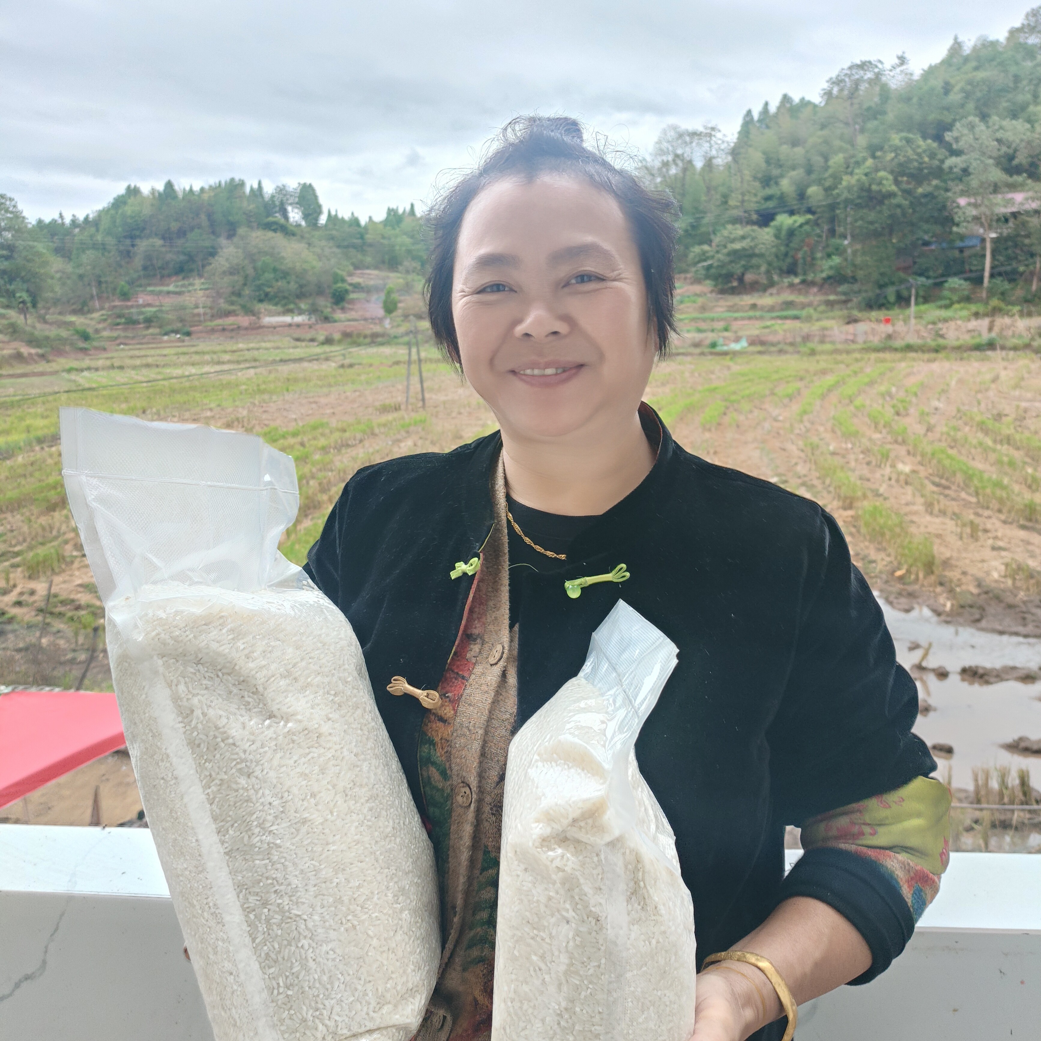 大米。一年一季口感不糯，中长粗。全家爱吃。