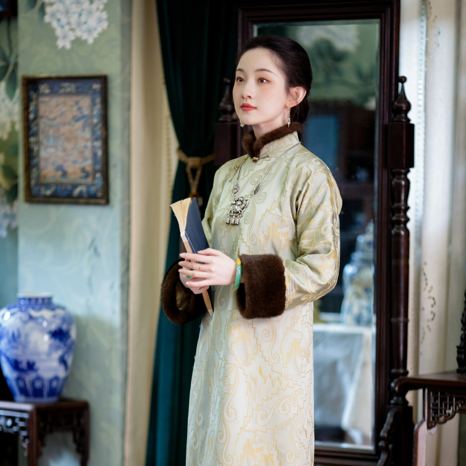 翠影摇春丨一城风絮丨复古提花缎民国风盘扣古法长款毛毛旗袍