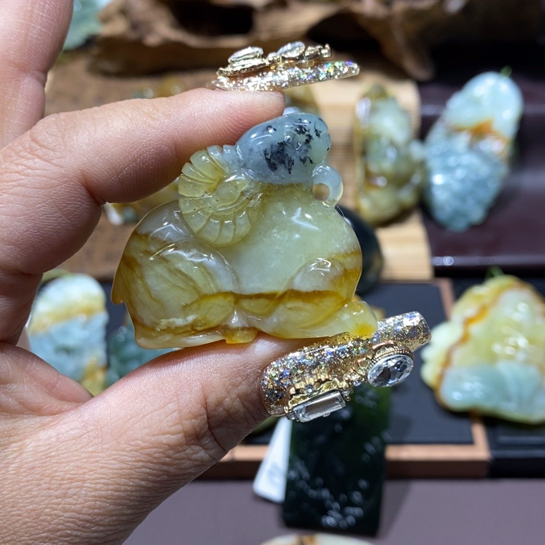 蛇纹石玉颈饰未镶嵌