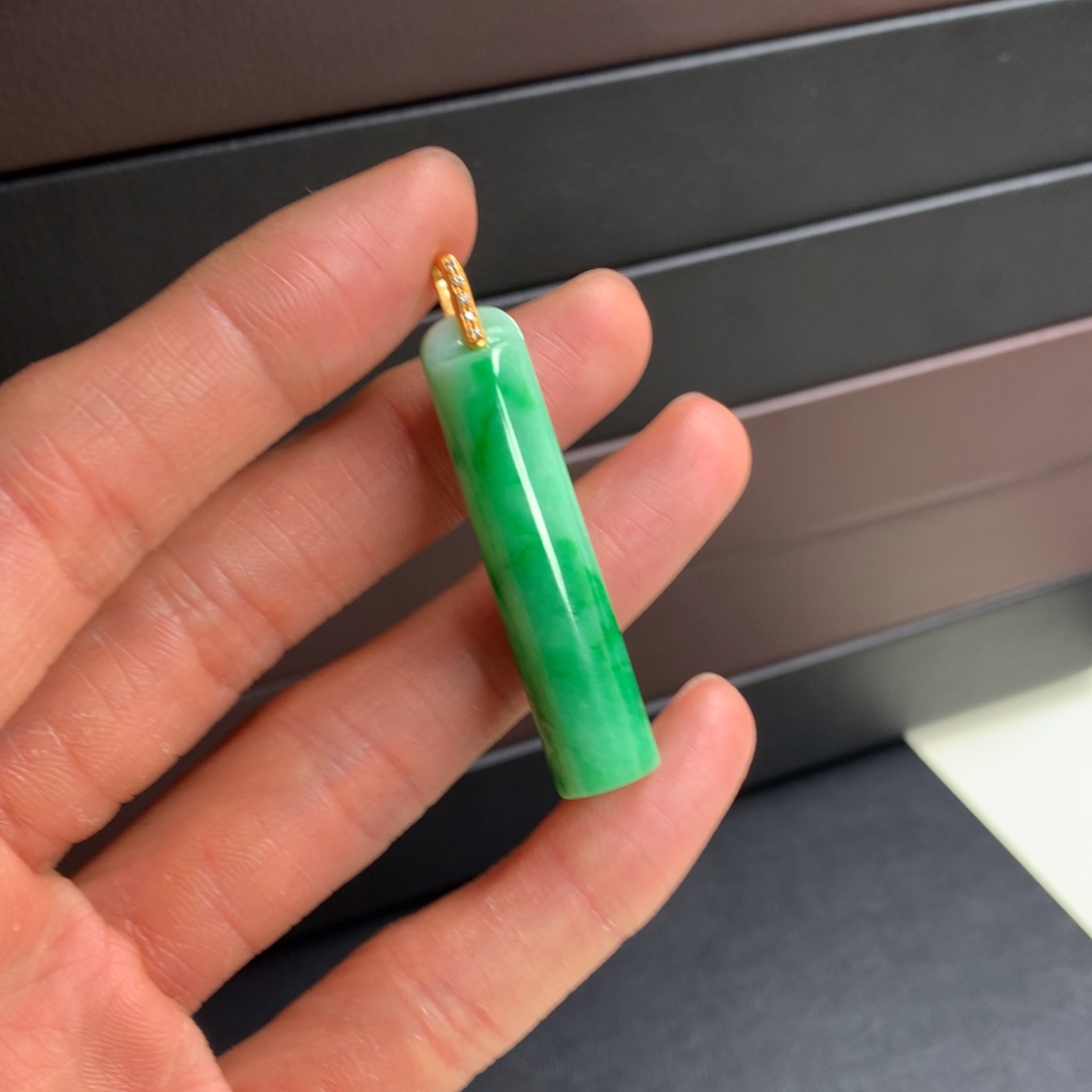 翡翠颈饰18K金镶嵌【****】缅甸翡翠翠色翎管吊坠