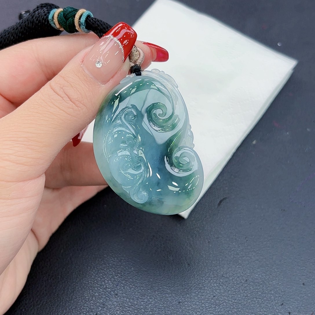 翡翠颈饰未镶嵌如意