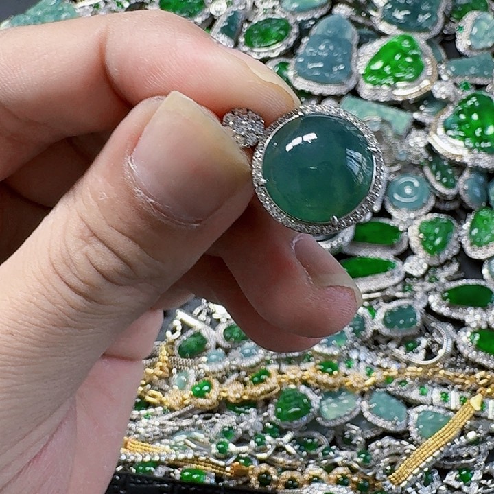 翡翠颈饰未镶嵌天然A货翡翠放漏