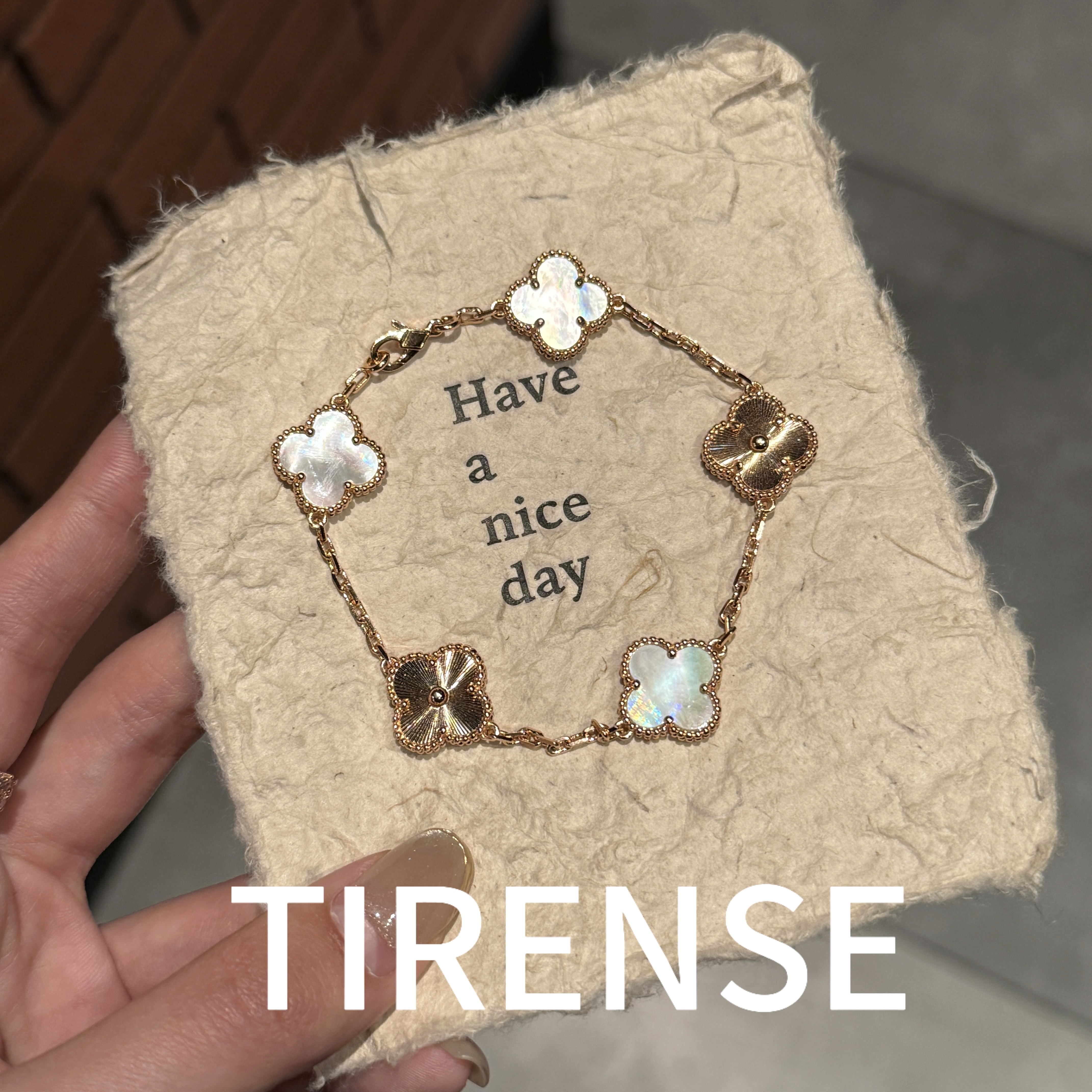 铜合金手链 镀18K金设计师白色拼镭射四叶草大花时尚气质手链