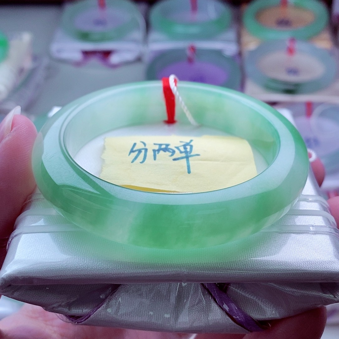 Y****翡翠未镶嵌手镯517分两单一共59800元