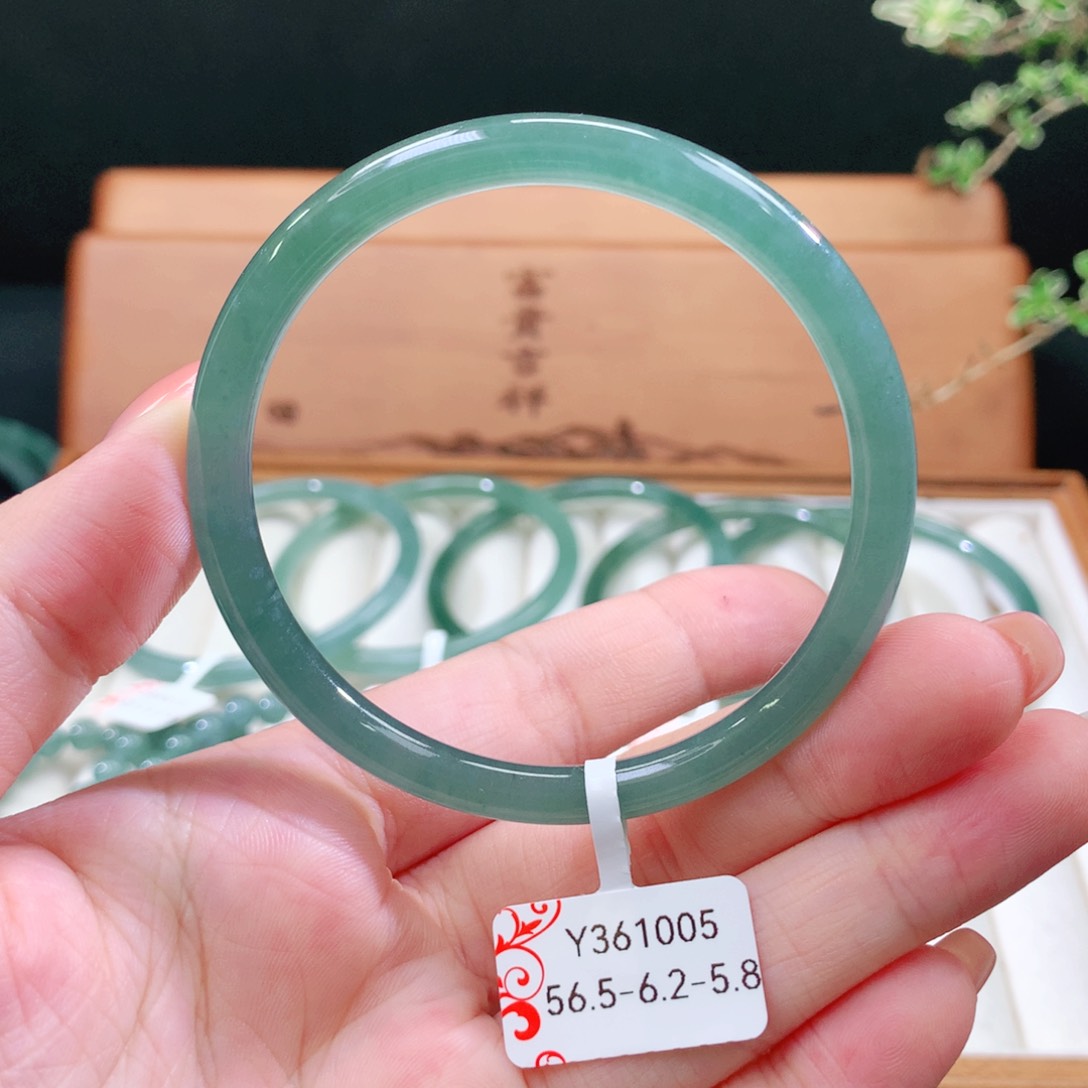 翡翠手镯未镶嵌天然