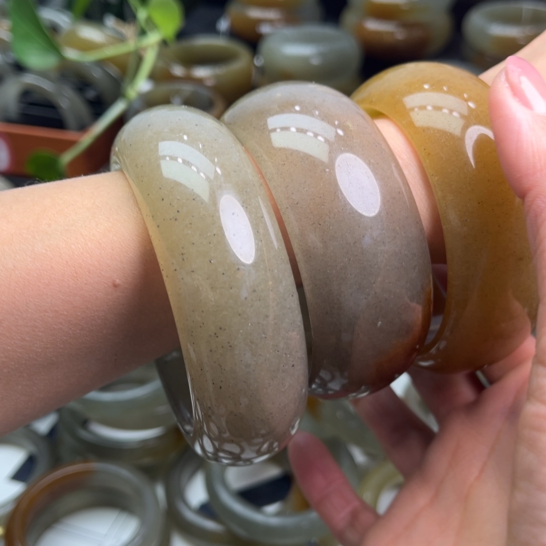 小***凰石英质玉未镶嵌手镯