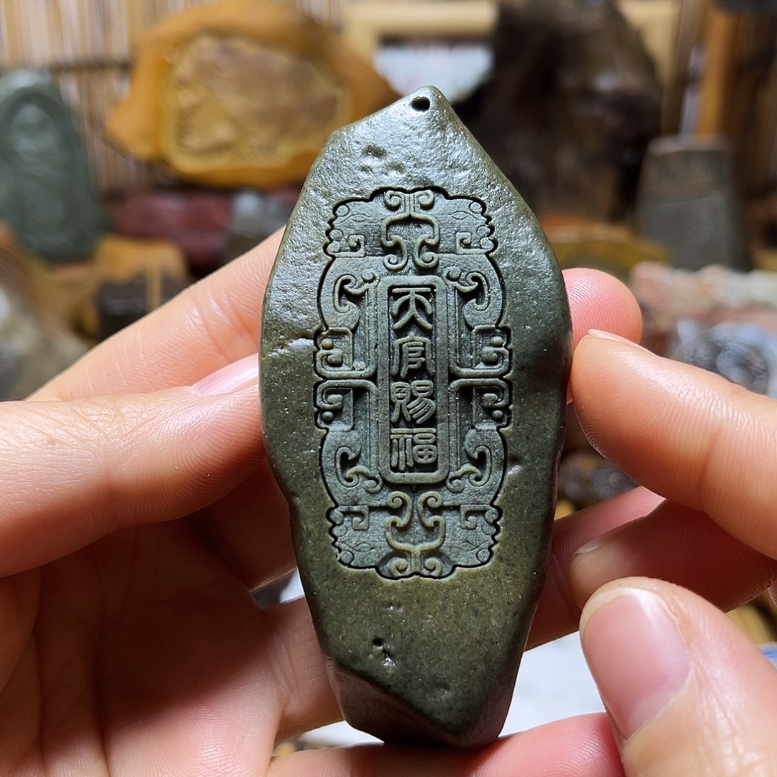 新疆原石雕刻手把件