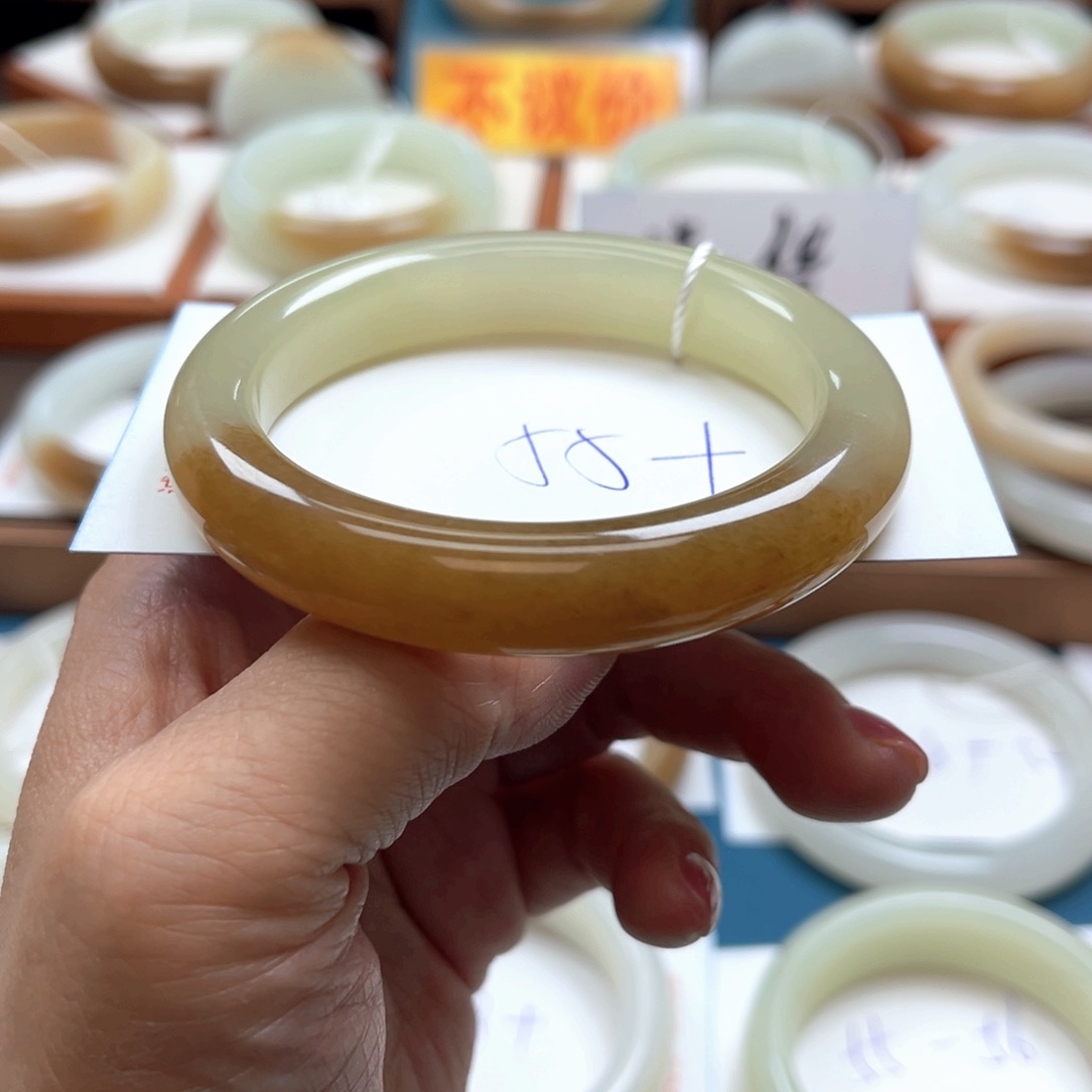 未镶嵌手镯和田玉秋***话