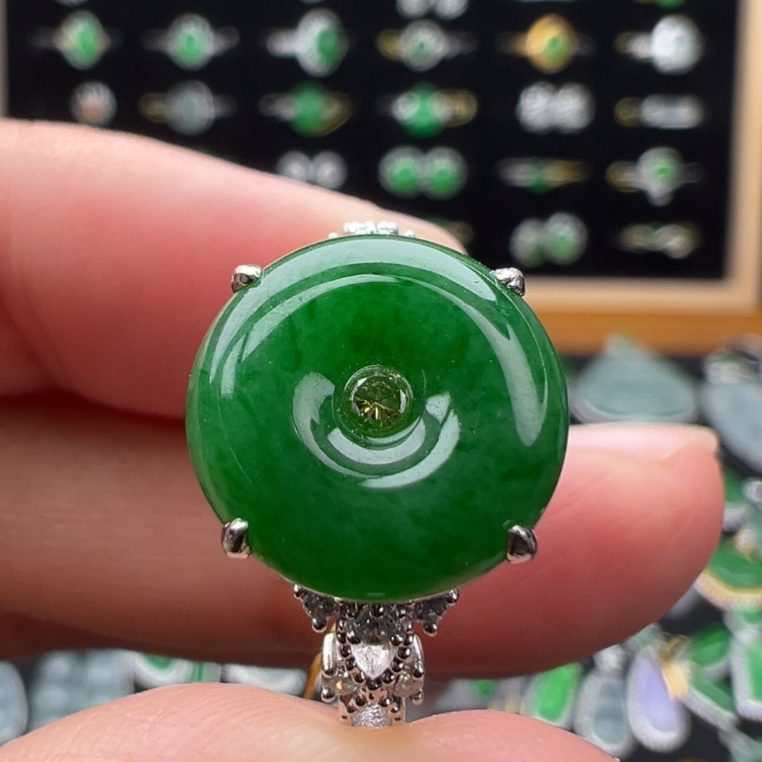 翡翠18K金镶嵌颈饰扣