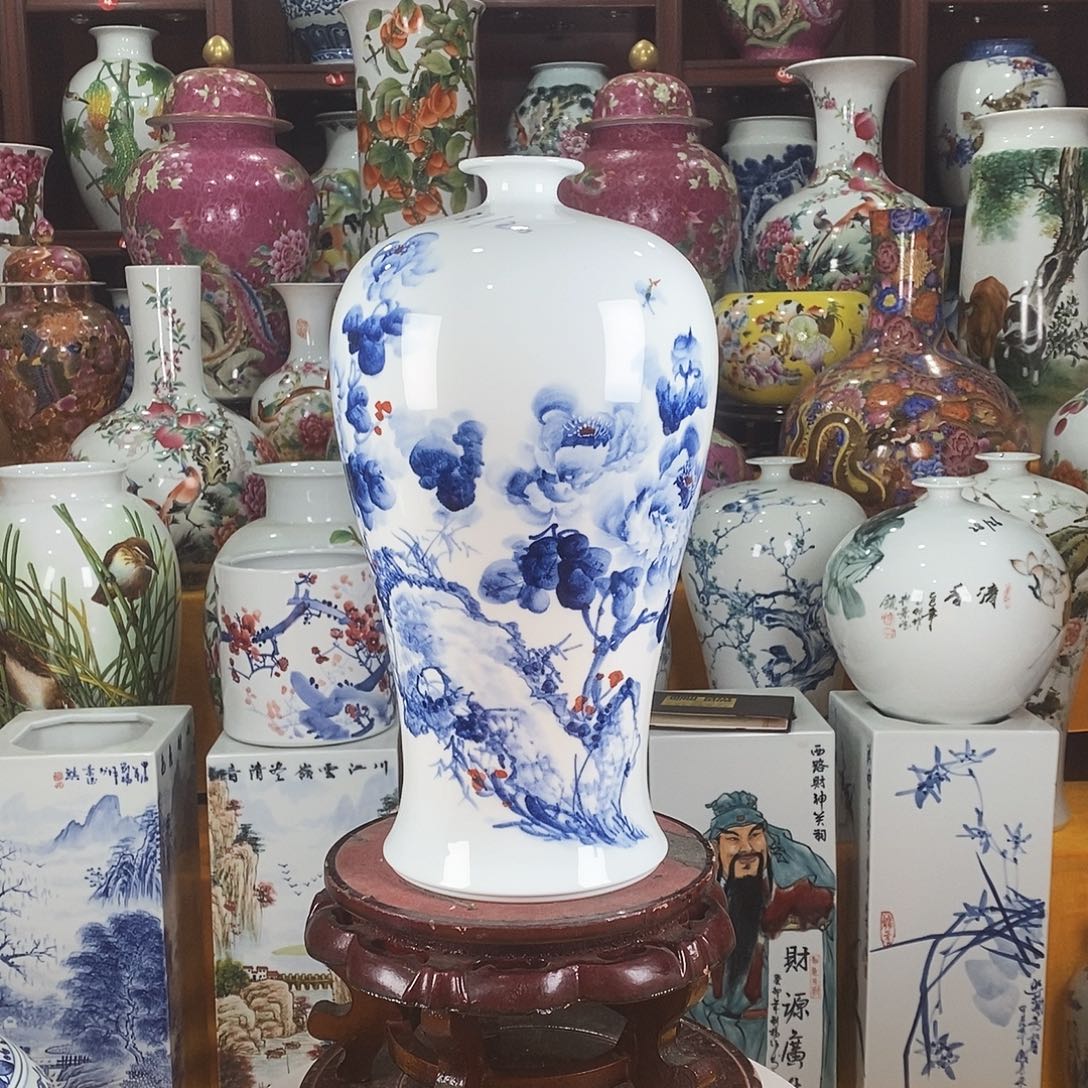 陶摆件景德镇陶瓷青花梅瓶