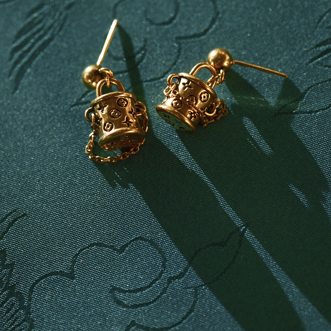 周帝王电黑金黄金足金复古老花包包经典耳钉时尚潮流纯金欧美简约