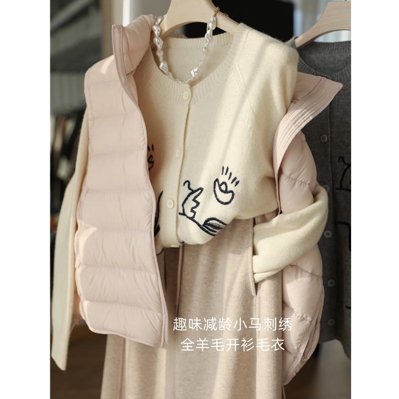 童趣小马刺绣减龄全羊毛毛衣240g加厚宽松圆领针织开衫女秋冬新