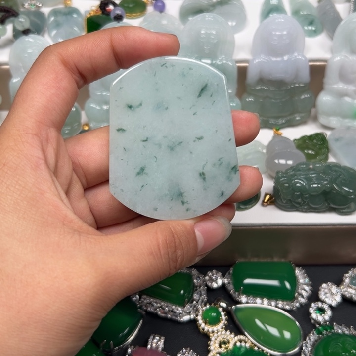 翡翠未镶嵌颈饰翡翠飘花无事牌