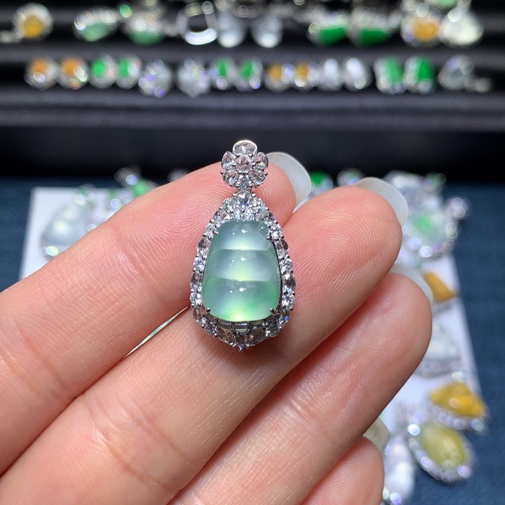 翡翠颈饰18K金镶嵌金丝绿福豆