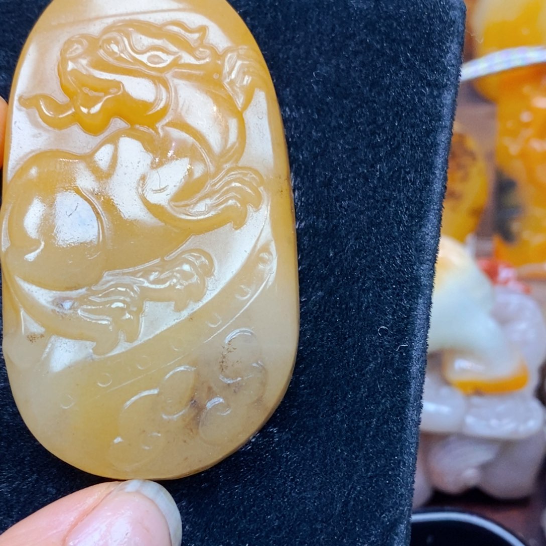 未镶嵌石英质玉（黄龙玉）颈饰