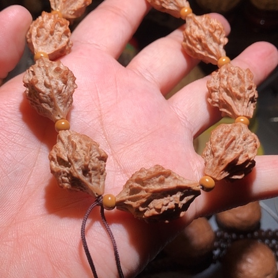 金刚菩提吊坠异型刺猬橄榄手把件