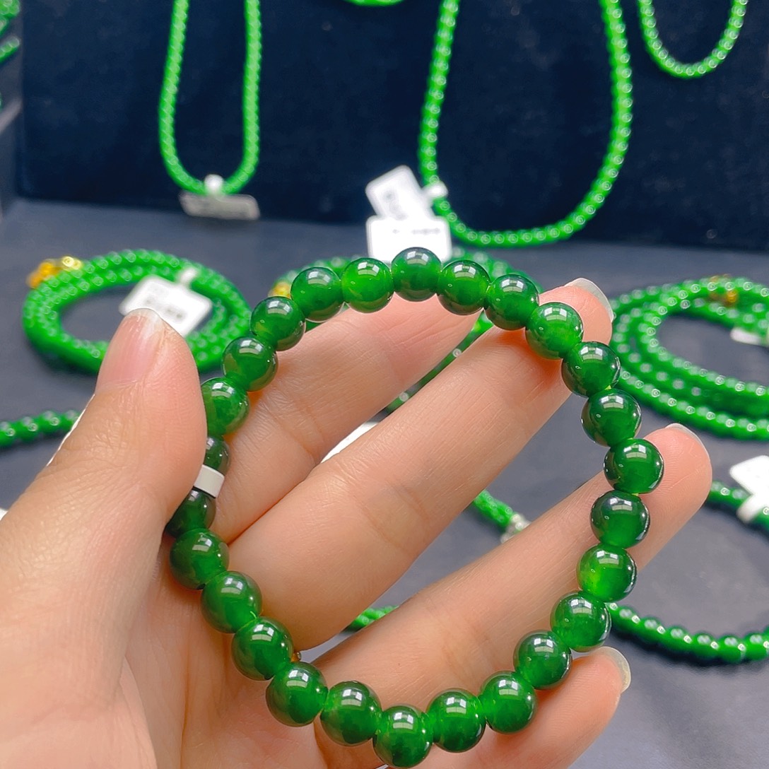 用***6翡翠未镶嵌颈饰     