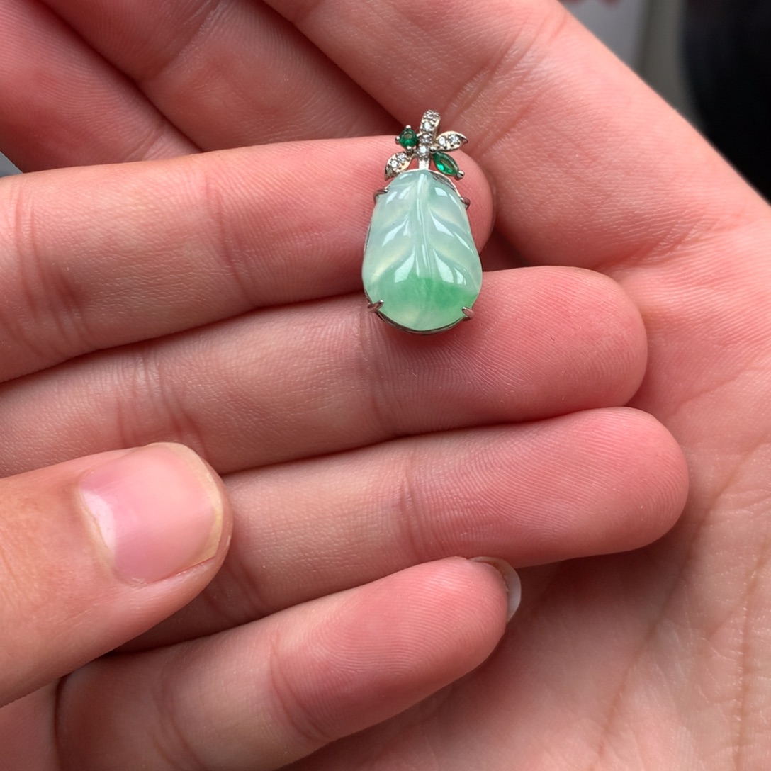 翡翠未镶嵌颈饰你是