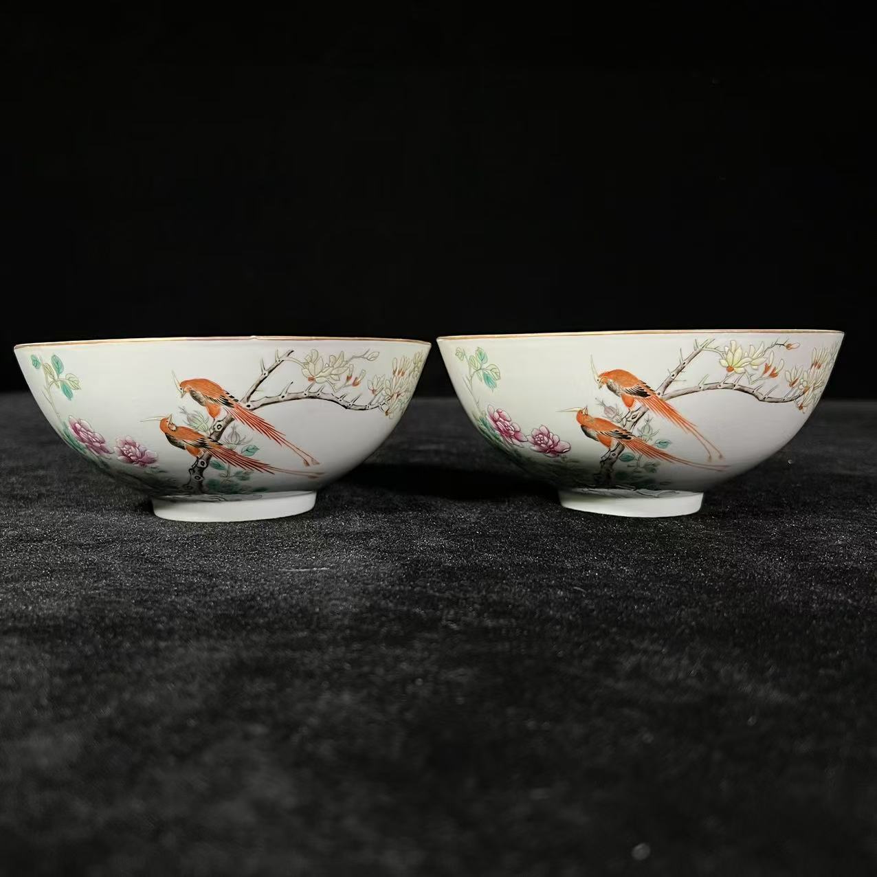 Lot13:  粉彩花鸟纹碗一对D：17.4cm