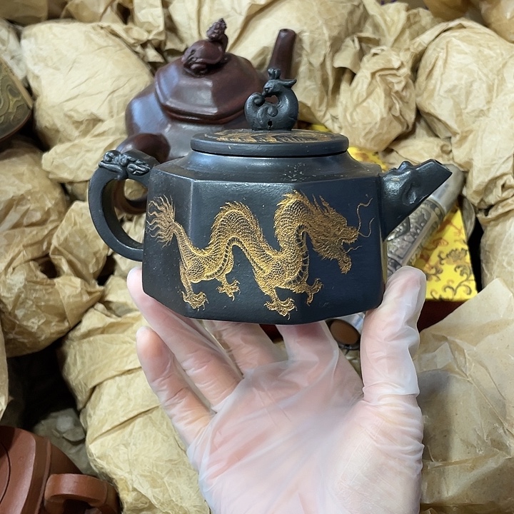 紫砂茶壶原矿泥料，手工制作的一把紫砂壶。