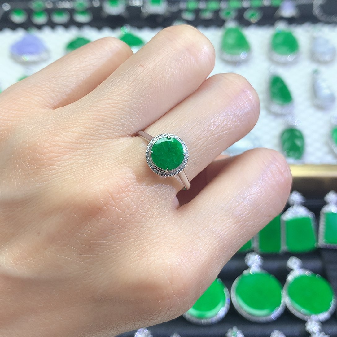 18K金镶嵌戒指翡翠戒指