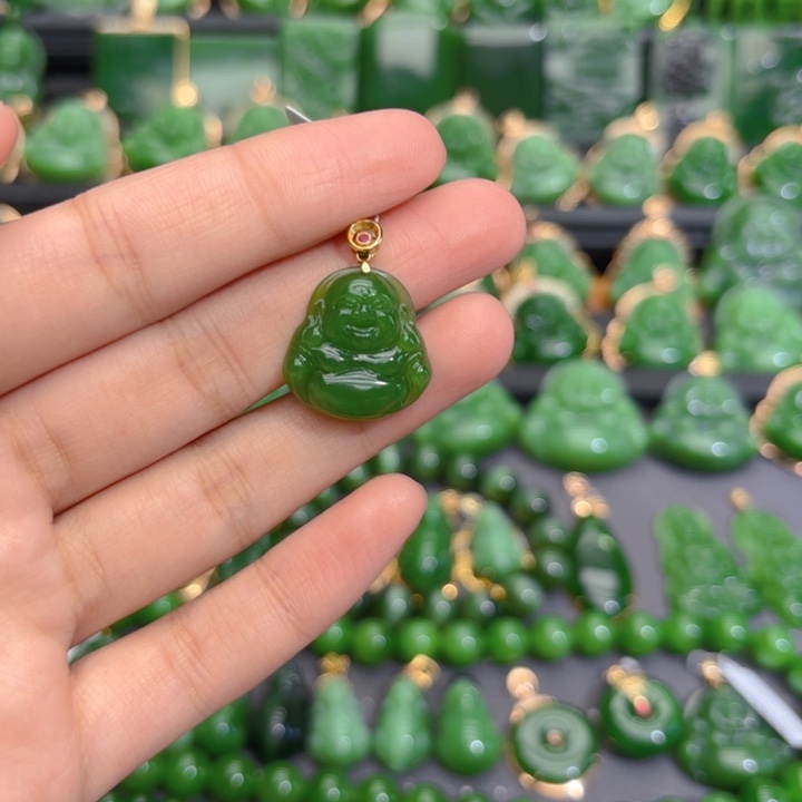 颈饰18K金镶嵌和田玉（碧玉）