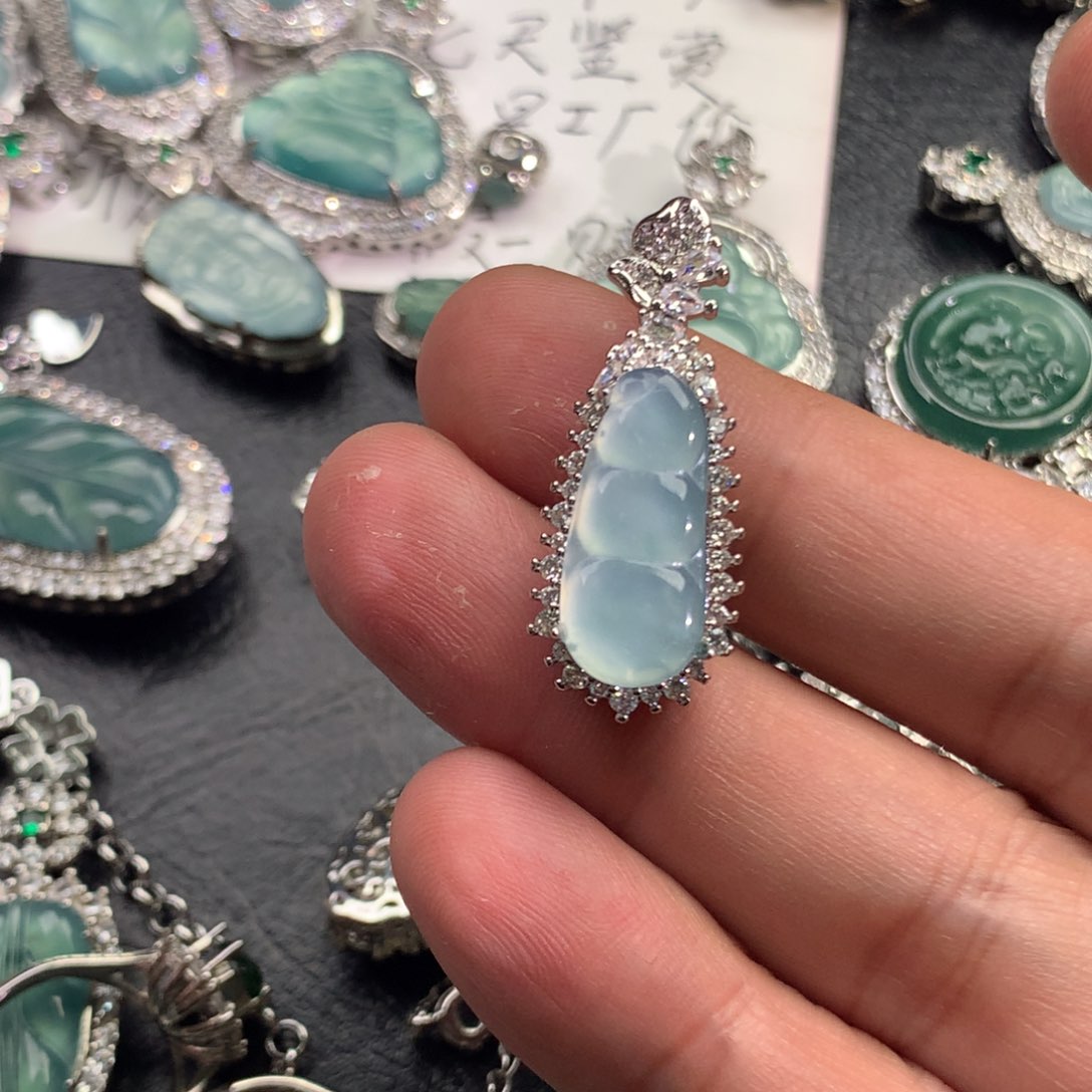 翡翠颈饰未镶嵌福豆