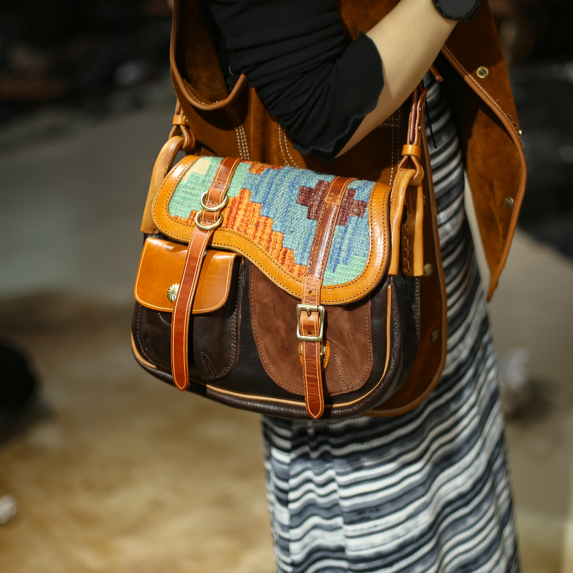 31013土耳其手工羊毛地毯马鞍包头层植鞣牛皮男士斜跨包