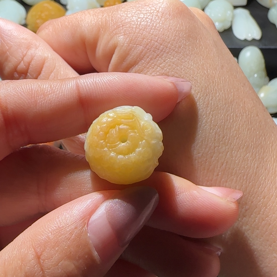 阳***光和田玉未镶嵌颈饰