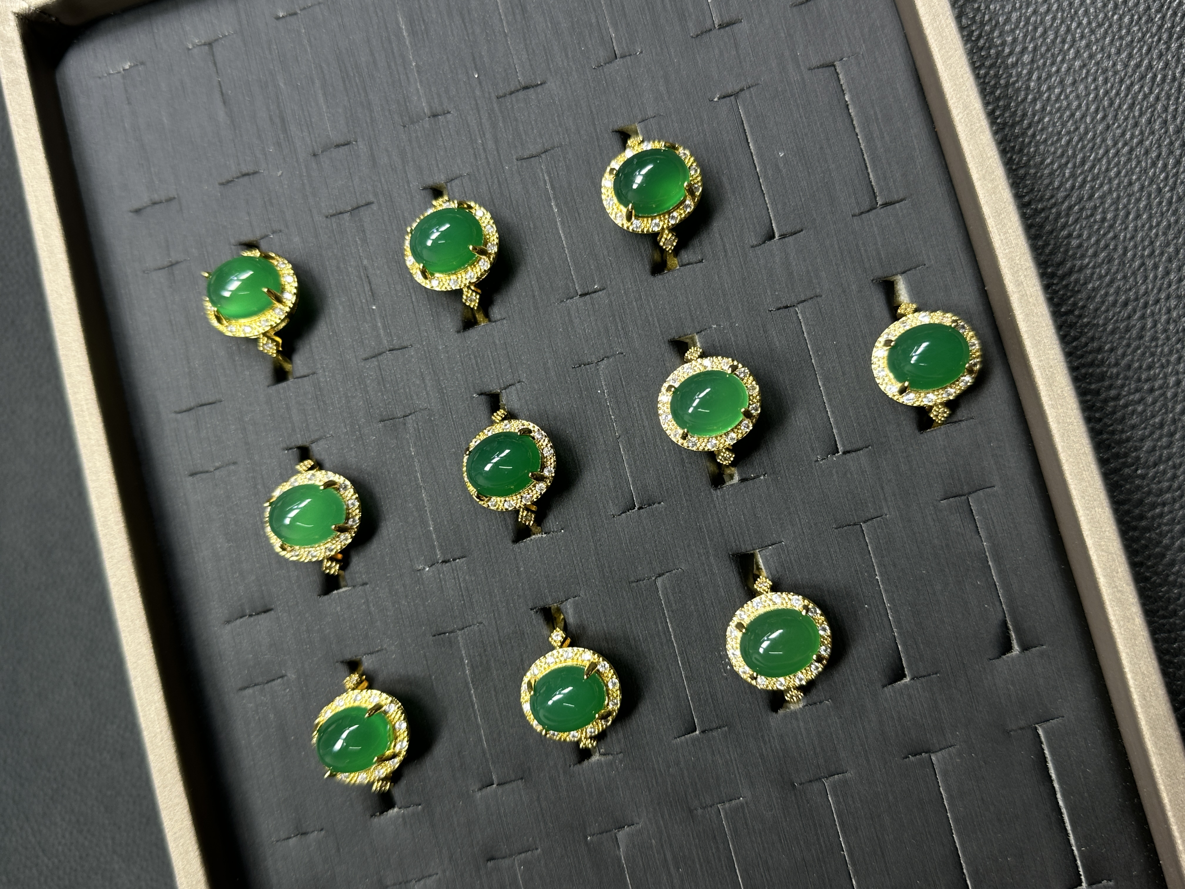 【梵萃甄选】-01-绿蛋面豪镶款玛瑙戒指-多样性一件发