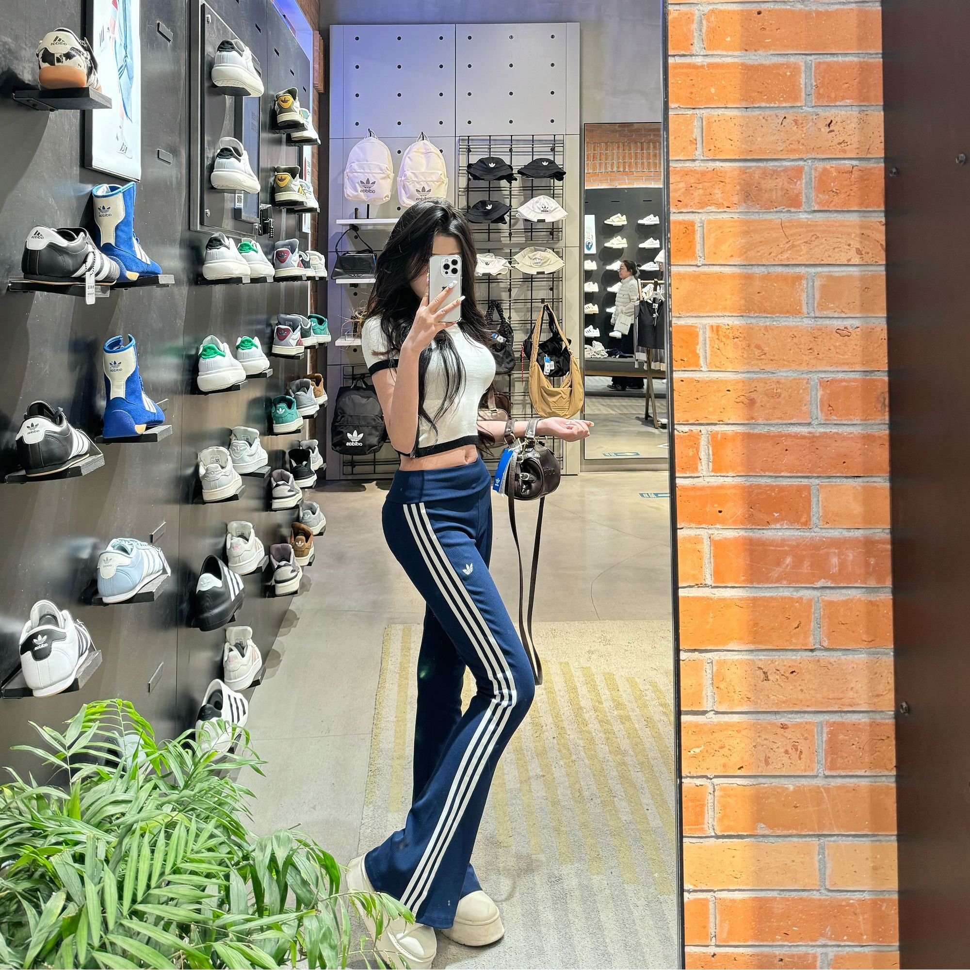 adidas/阿迪达斯三叶草新款休闲紧身舒适喇叭裤KC3130