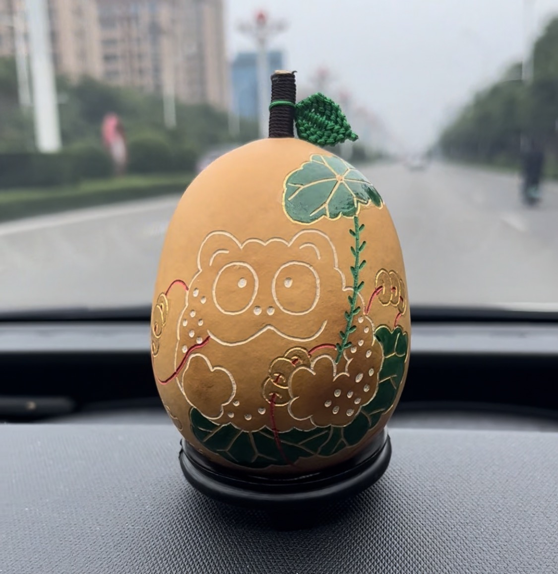 精工浮雕雕刻葫芦工艺品摆件，葫芦形状各异，如有购买请联系商家。