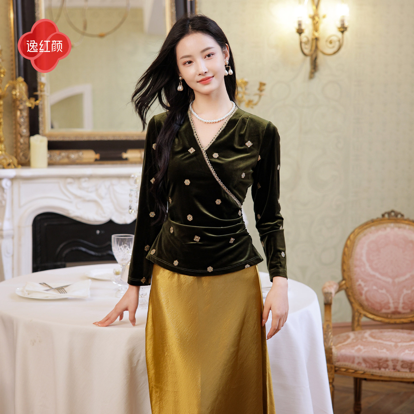 逸红颜淞禧2025冬有花金纹样绣花交叠领丝绒新中式上衣女
