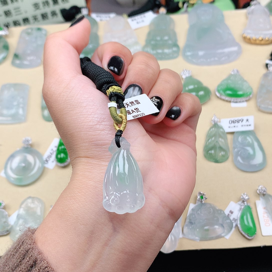 翡翠颈饰未镶嵌莲蓬