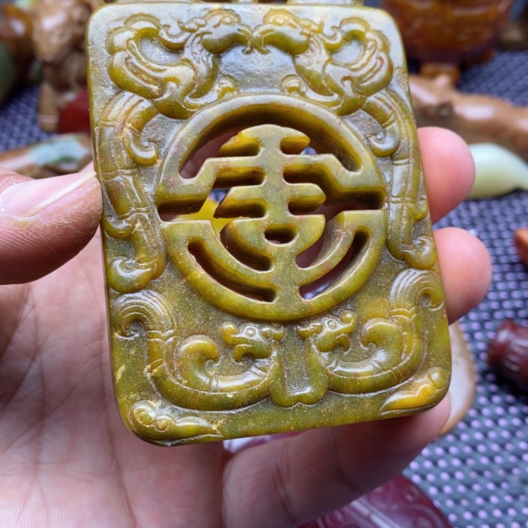 蛇纹石玉颈饰未镶嵌