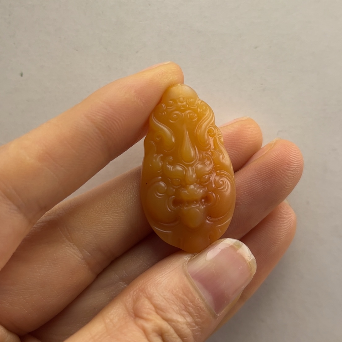 石英质玉黄蜡石吊坠合金添*