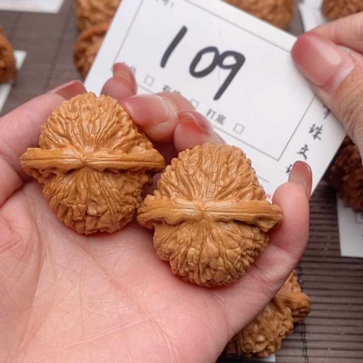 文玩核桃吊坠38白狮子109