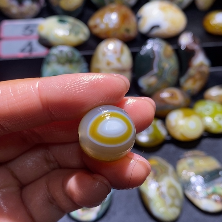 小***豆玛瑙/玉髓未镶嵌珠宝奇石