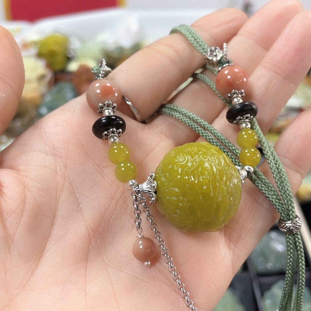 蛇纹石玉颈饰未镶嵌