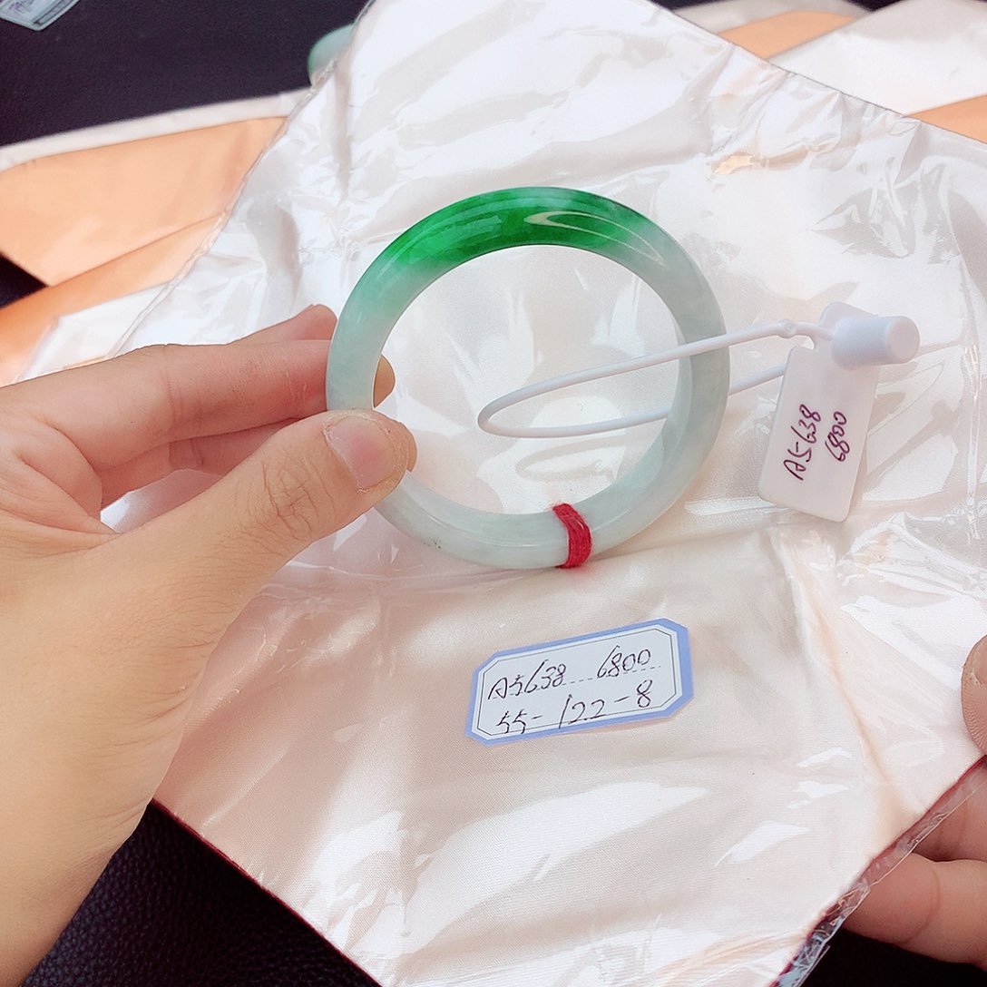 翡翠手镯未镶嵌翡翠