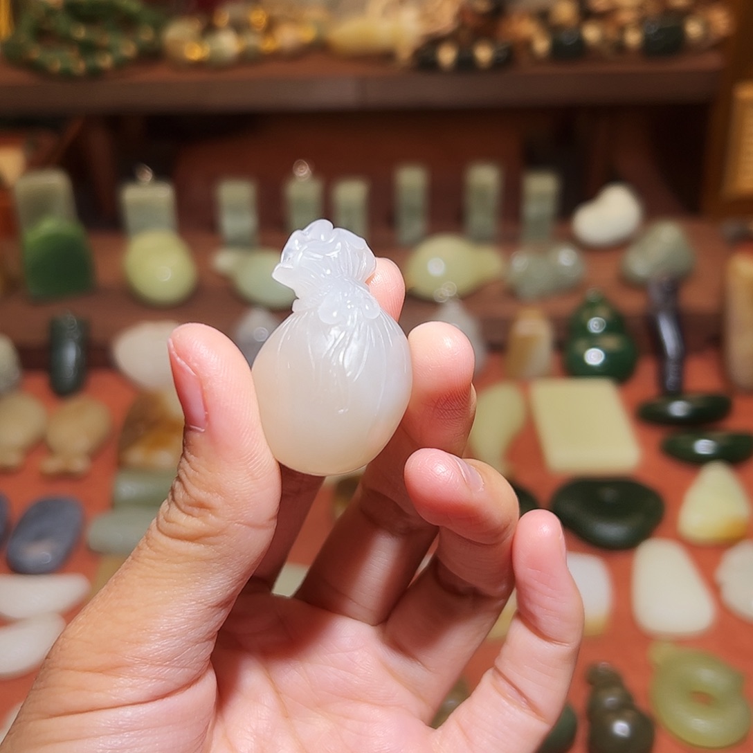 孙***森和田玉未镶嵌颈饰