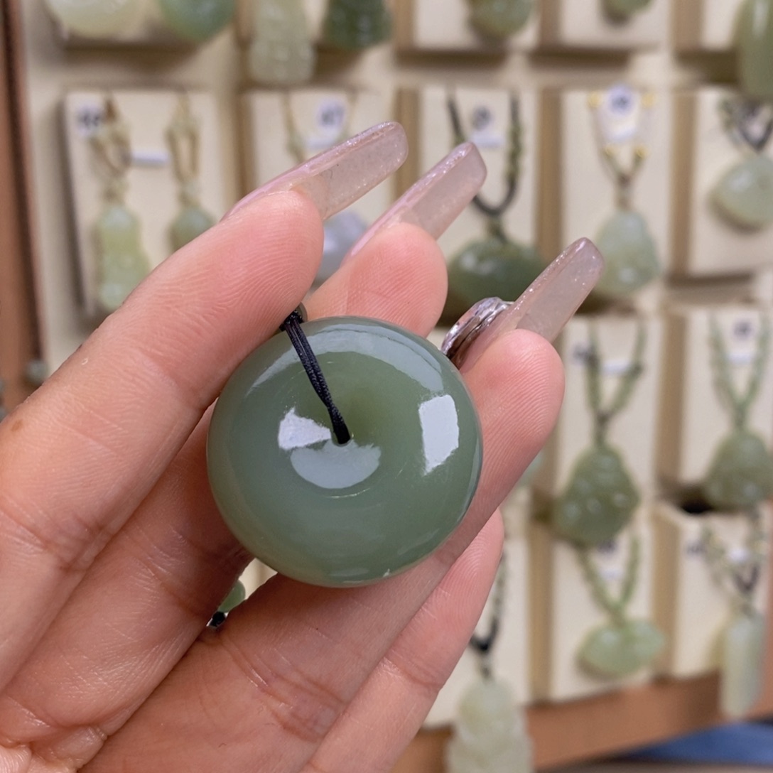 ღ***:和田玉未镶嵌颈饰