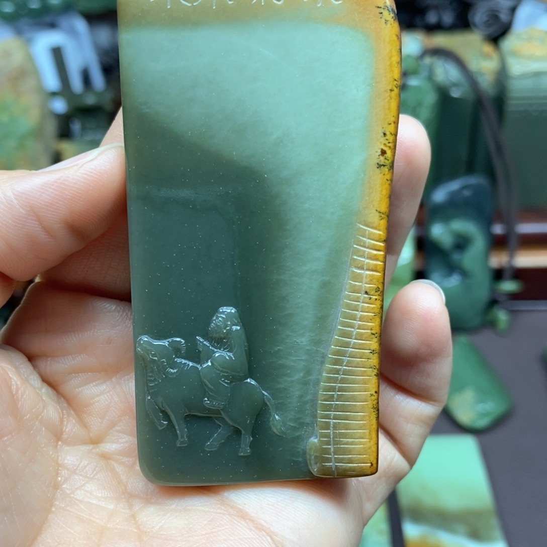 绿***荫岫岩河磨玉（透闪石质玉）未镶嵌把件