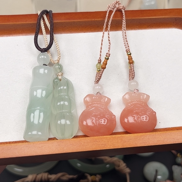 抱***了石英质玉未镶嵌颈饰